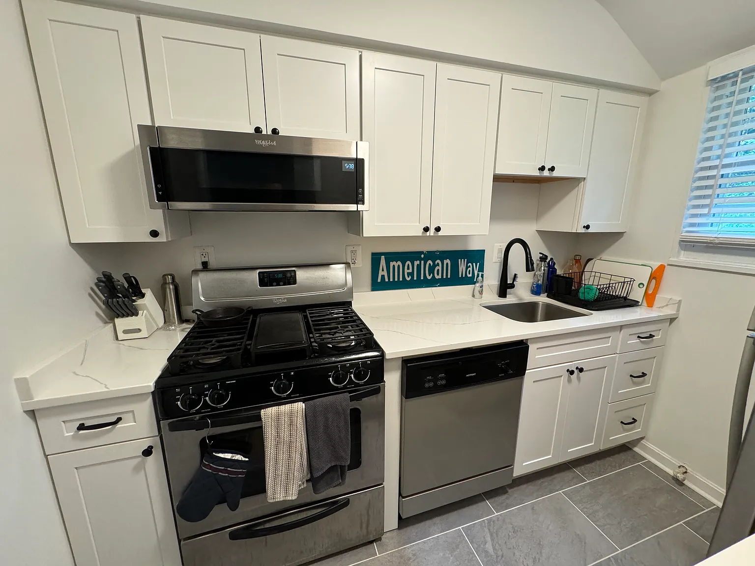 2 bed, 840 sqft, $2,750 — Photo 2