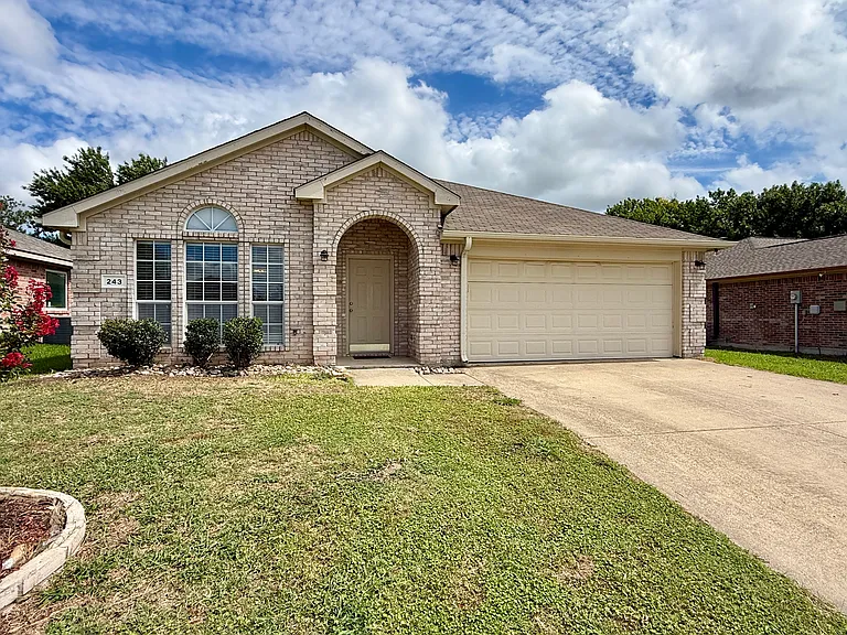 243 Lake Travis Dr — Photo 1