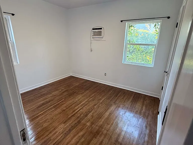 1134 N Evergreen Ave — Photo 2