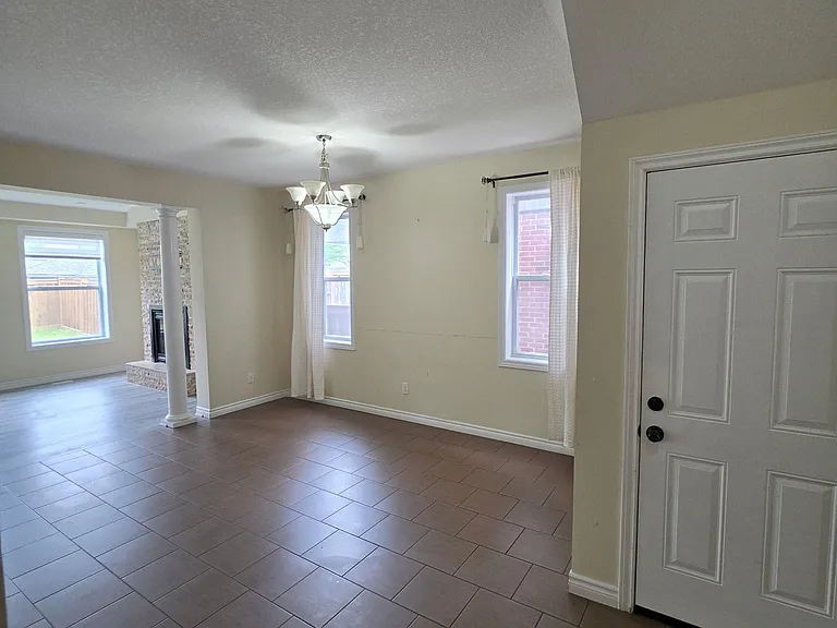 218 Tremaine Cres #MAIN - UPPER FLOORS — Photo 11
