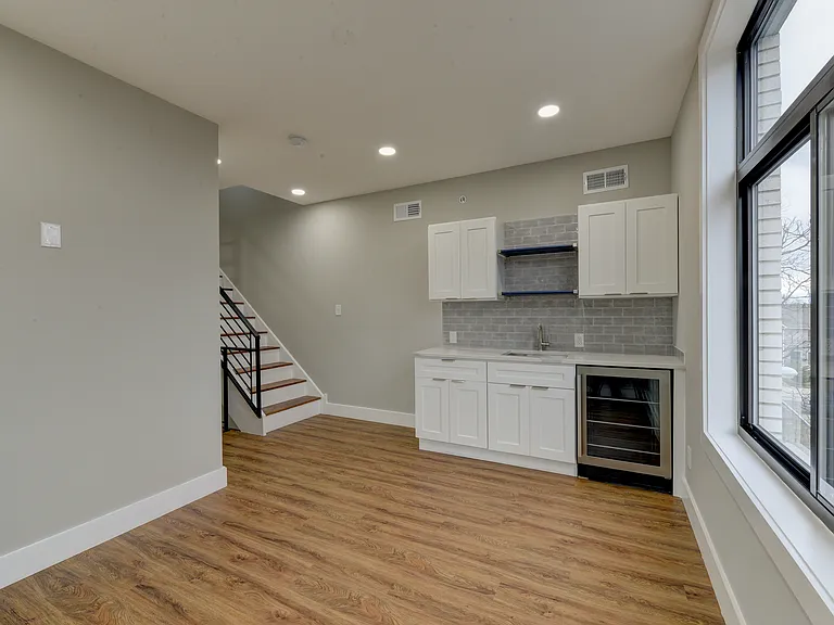 135 E Springer St — Photo 11