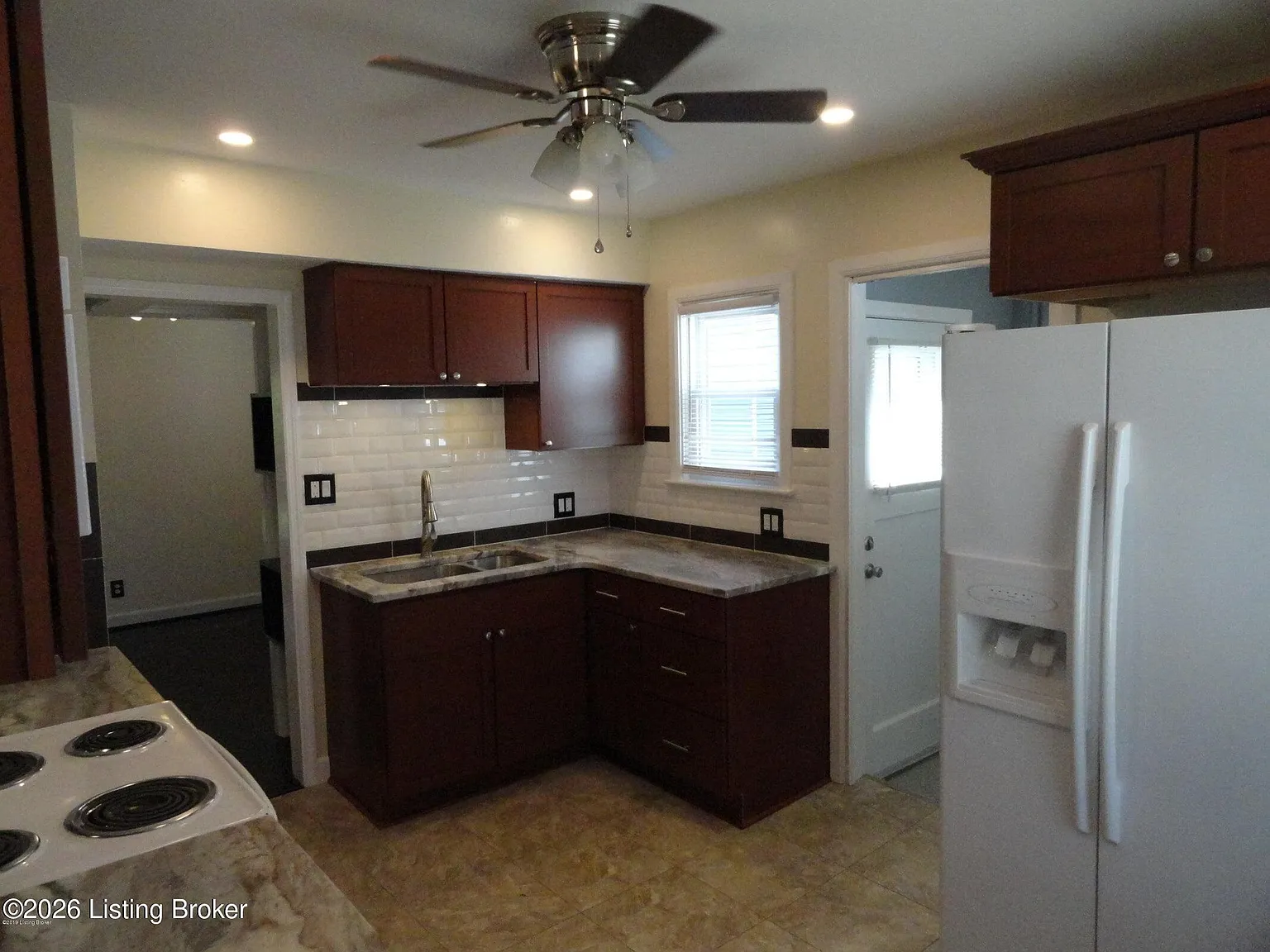 2 bed, 1.0 bath, 1130 sqft, $2,000 — Photo 2