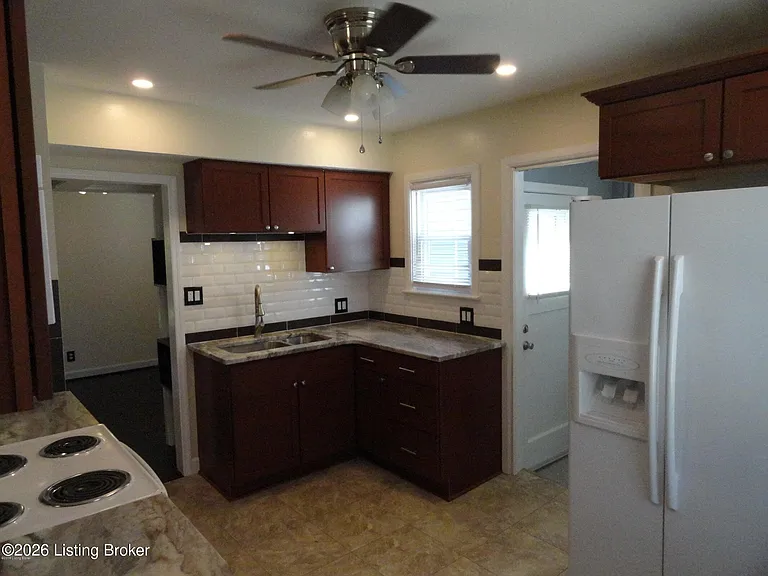 502 Harris Pl — Photo 2