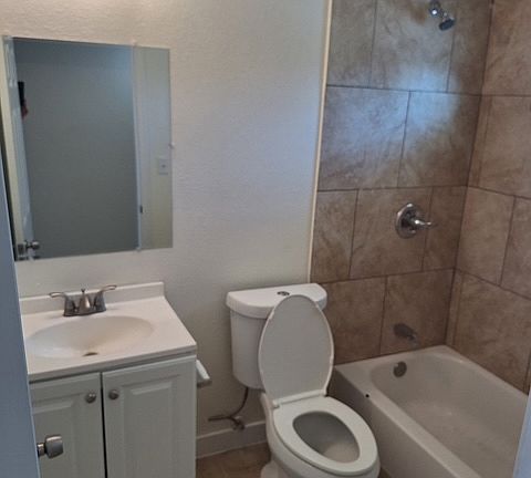 4th image of 1030 E Fairmount Ave #8