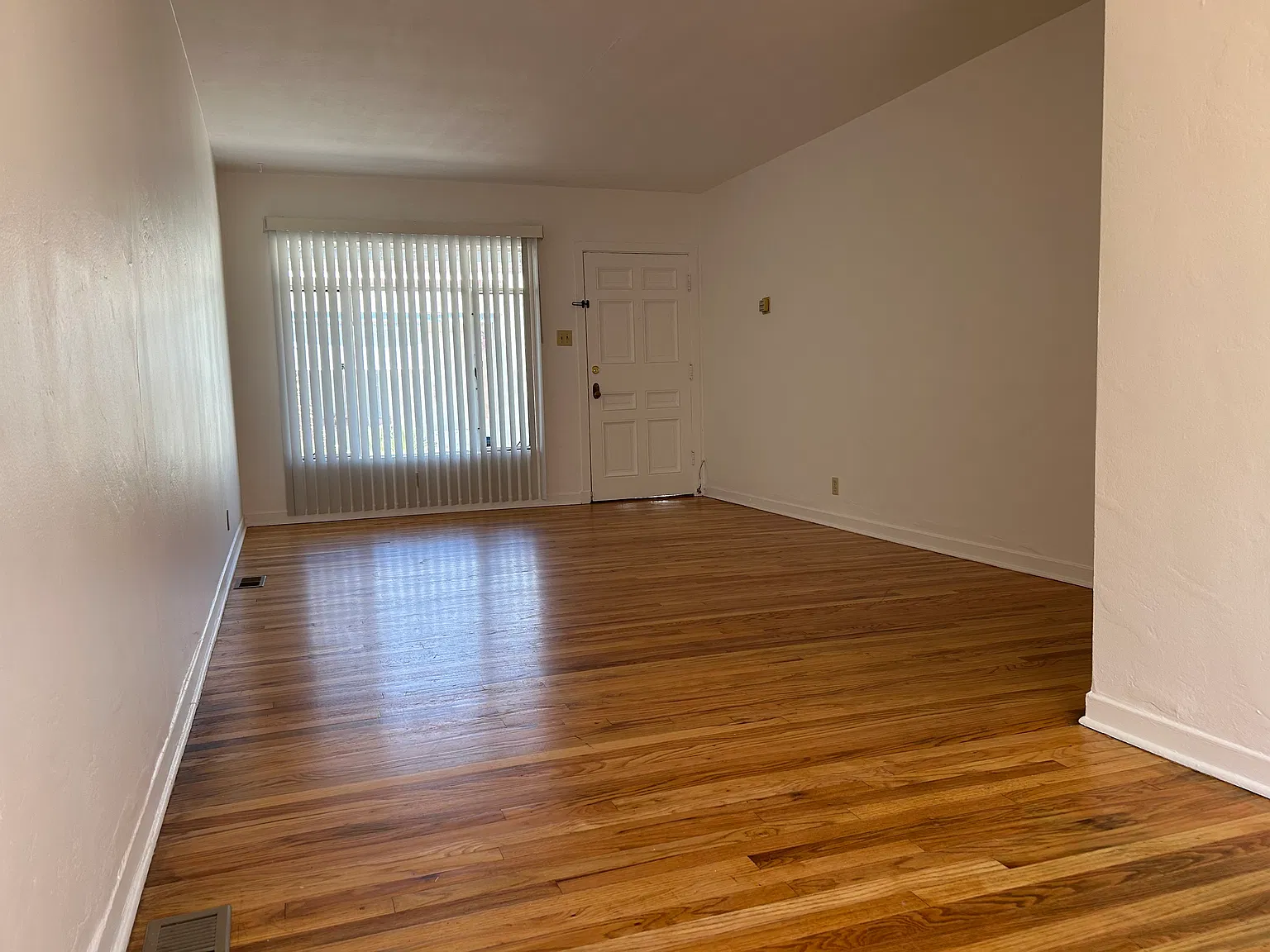 Private,Spacious & Bright 1 Bedroom Downtown! — Photo 3