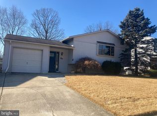 27 Spectrum Dr, Newark, DE 19713