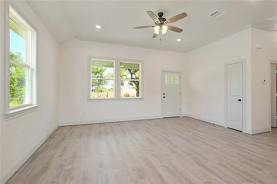 3 bed, 2150 sqft, $1,950 — Photo 3