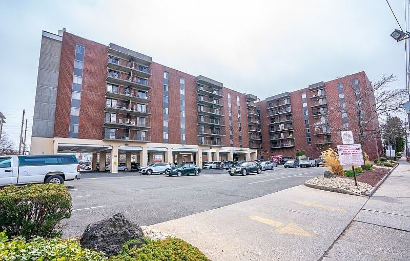 2nd image of 10 N Wood Ave #6