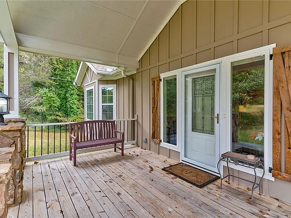 4th image of 210 Gordon Rd