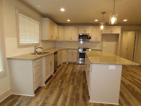 3rd image of 609 Top Hill Dr
