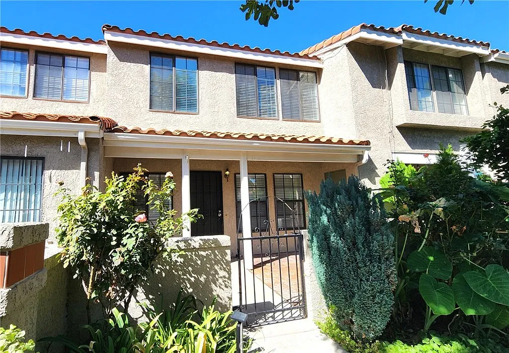 2 bed, 1.5 bath, 932 sqft, $2,400 — Photo 1