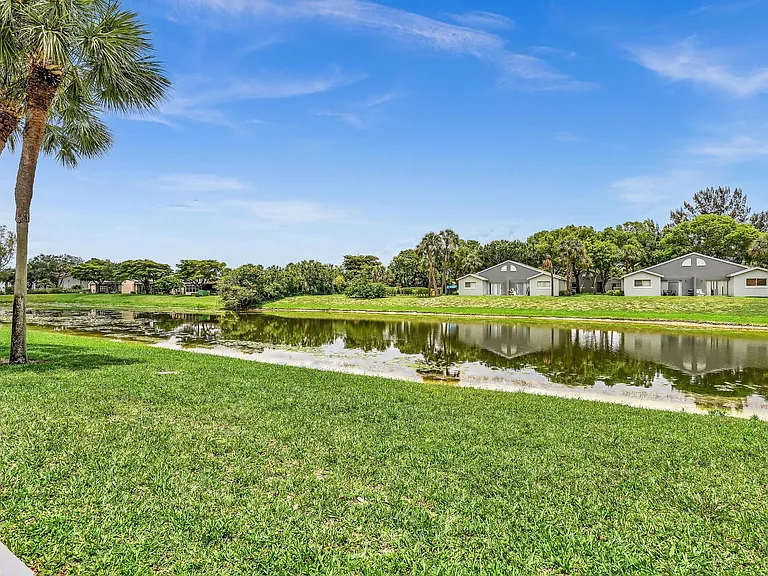 1020 Lake Victoria Dr #B — Photo 43