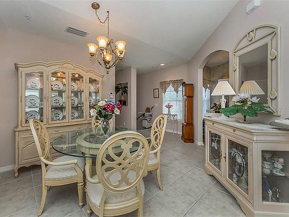 5th image of 902 Addington Ct Unit 204