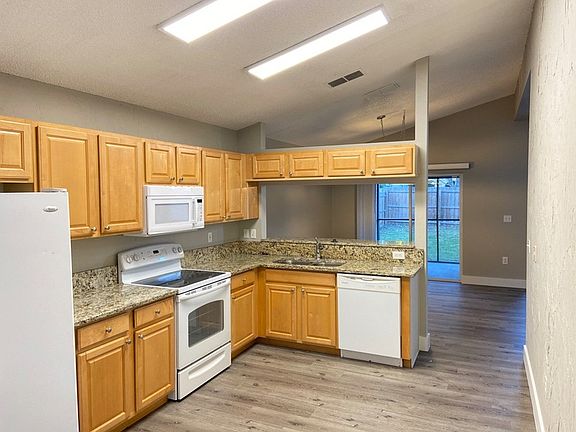 5th image of 628 Samantha Ln