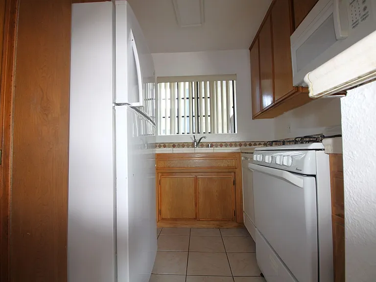 4844 Riverton Ave. — Photo 5