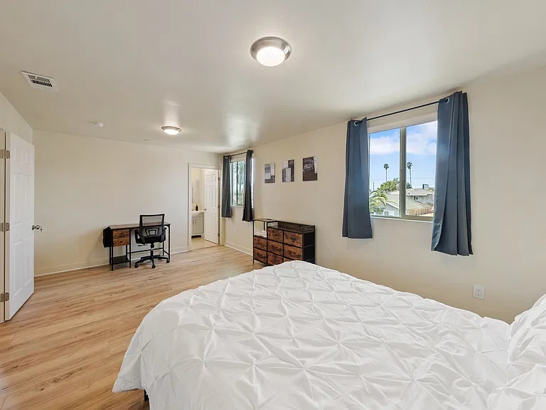 5912 S Flower St #1 — Photo 15