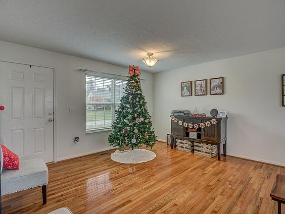 4th image of 2744 Pebble Creek Way