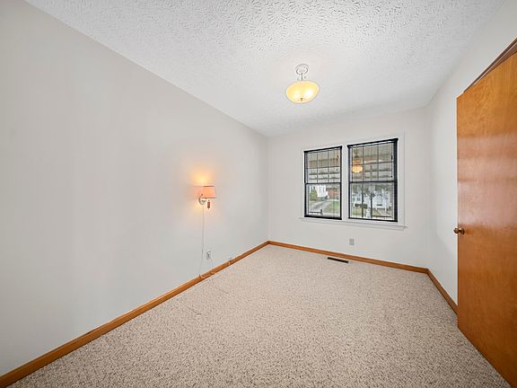 4th image of 2202 Crest St