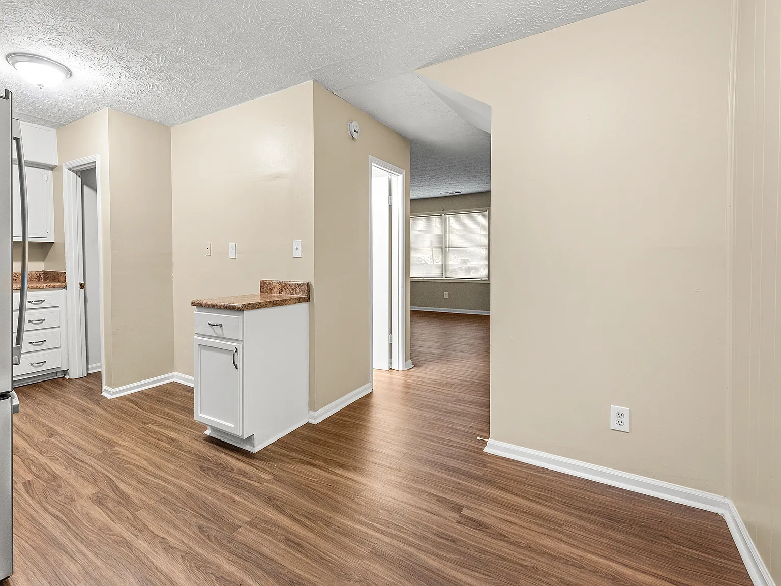 2 bed, 1.5 bath, 950 sqft, $1,490 — Photo 3