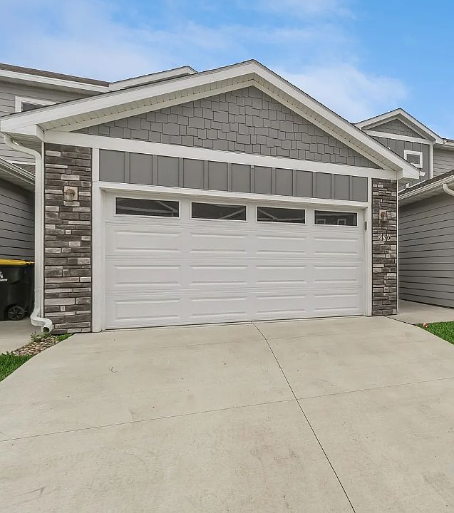 1st image of 207 NW Greenwood Pl