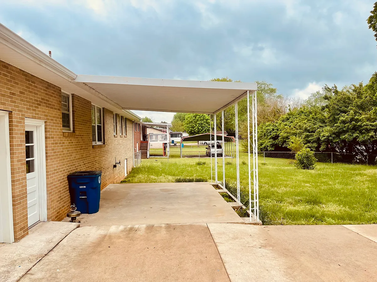 Building Photo - 116 Burrum Dr