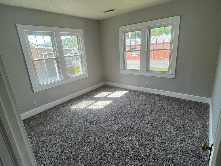 806 E Laurel St — Photo 8