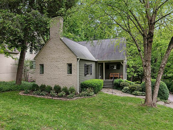 2nd image of 510 SW Oakhurst Dr