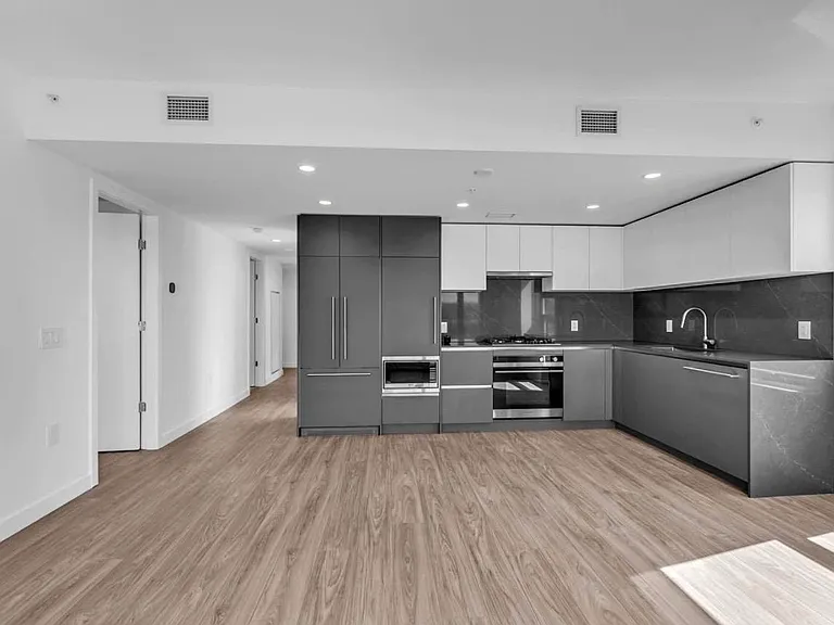 2135 Springer Ave — Photo 2