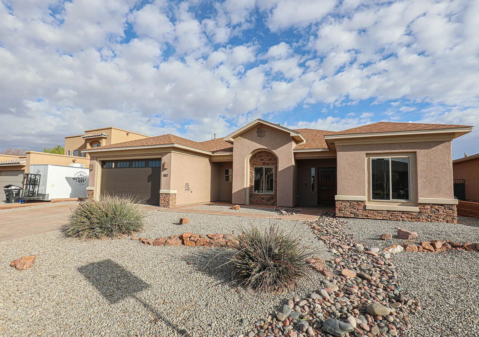 Beautiful 4 Bed 2 Bath - Dogs Allowed! — Photo 1