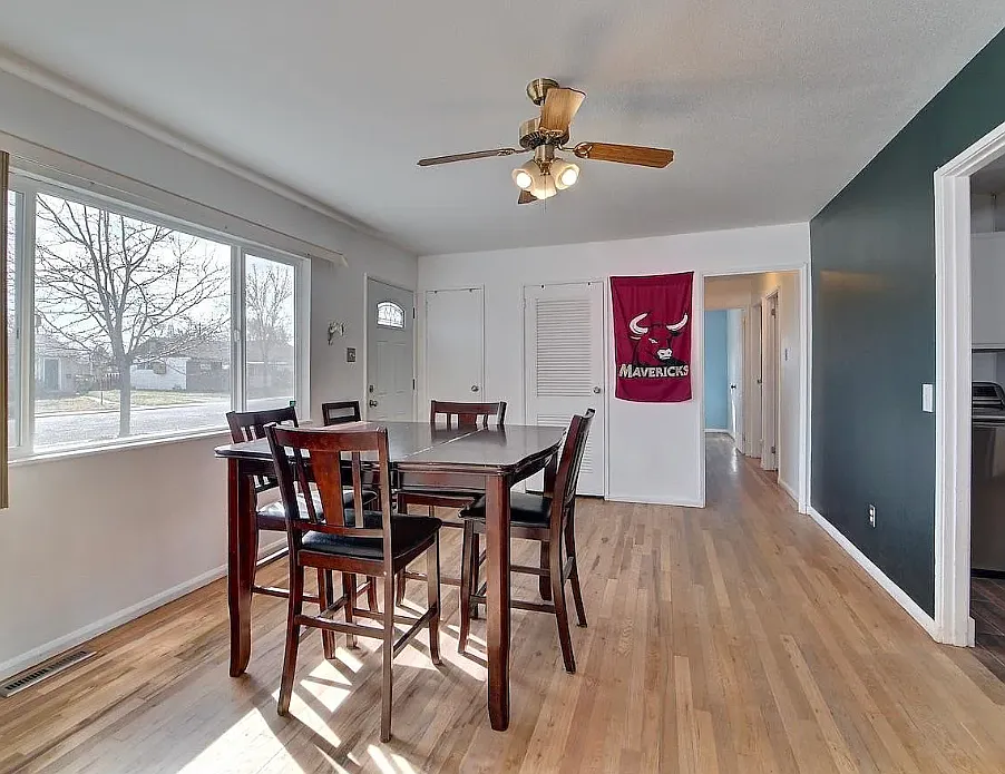 4 bed, 1.5 bath, 1310 sqft, $2,300 — Photo 2