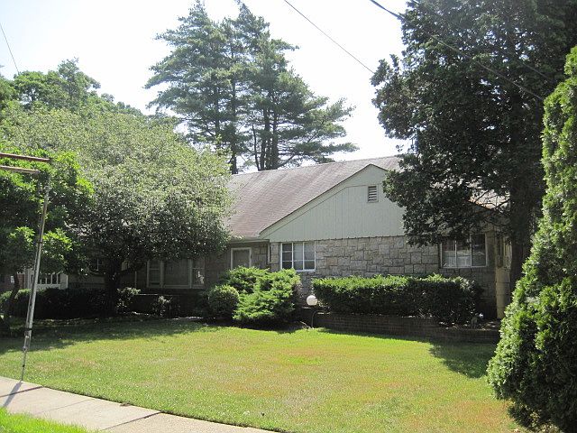 1st image of 663 Ibsen St