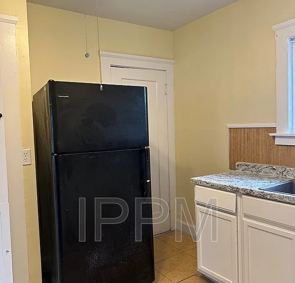 284 Corona Crescent St — Photo 9
