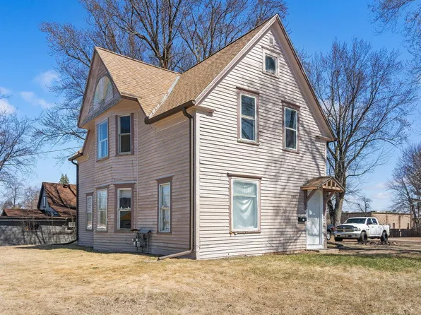 140 Davis St S, Cambridge, MN 55008
