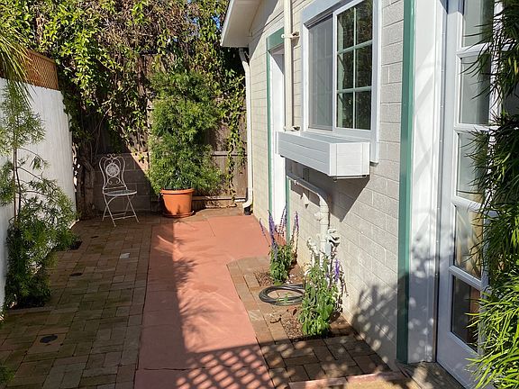 Entrance to patio & guest house