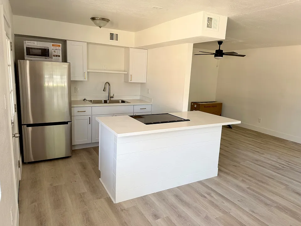 2019 W Berridge Ln #4
