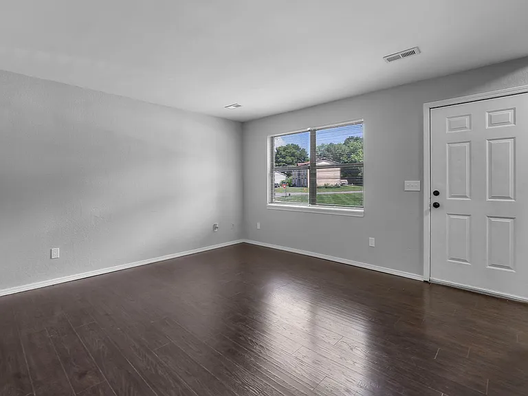 2563 Lisa Dr — Photo 11