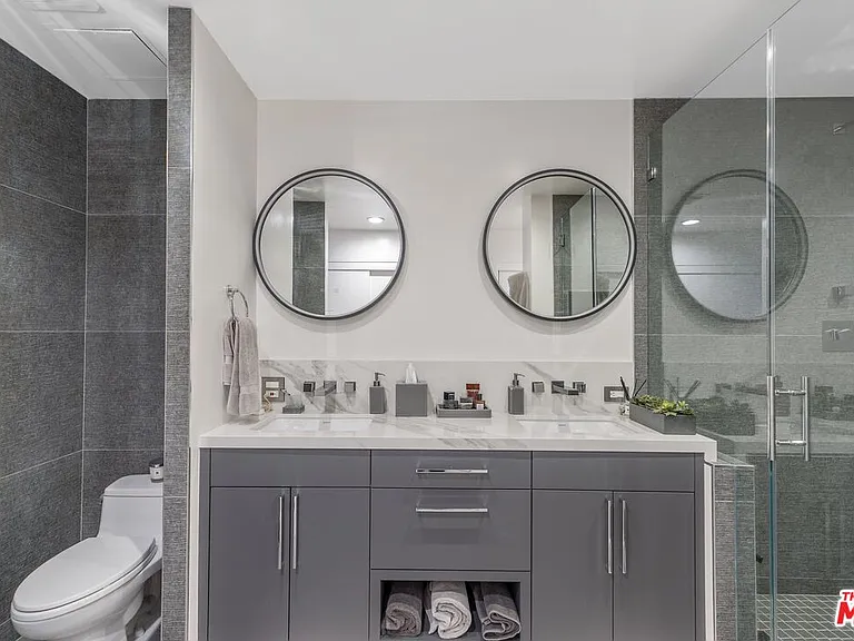 1250 N Harper Ave #302 — Photo 27
