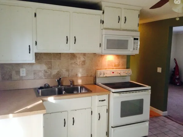 2 Roosevelt Ave APT 6, Johnston, RI 02919