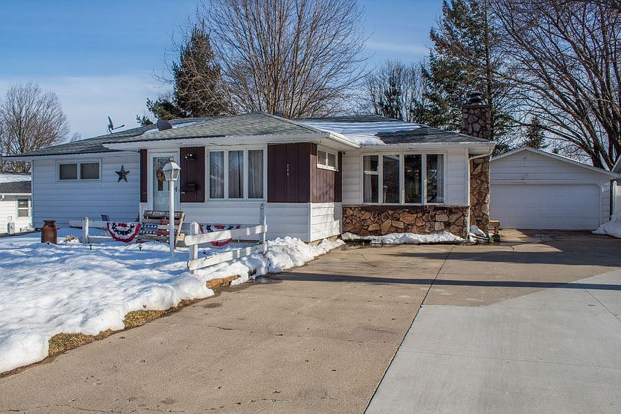 1st image of 208 Crestwood Ave