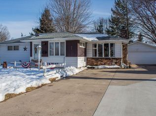 208 Crestwood Ave, Waverly, IA 50677