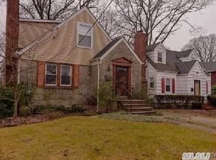 63 Chestnut St, Lynbrook, NY 11563