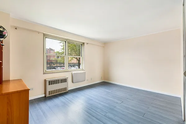 Sold by Thomas Lipovetsky, LREB | media 23