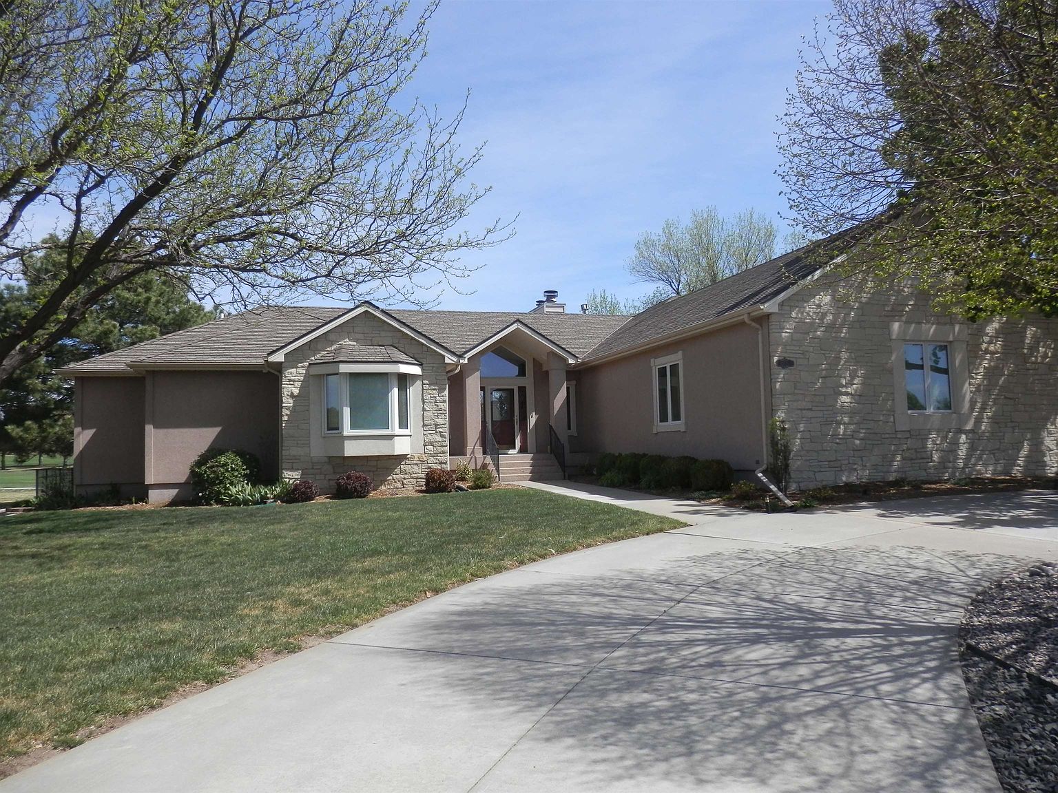 2710 Thunderbird Dr