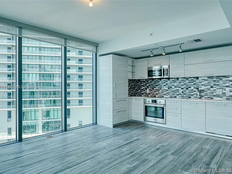650 NE 32nd St #1208 — Photo 2