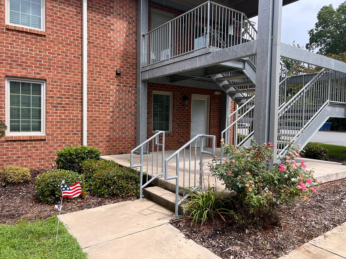 Building Photo - 516 W Innes St #104