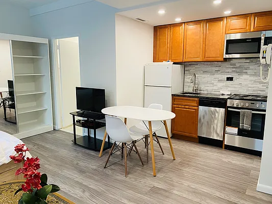 Rented by Manhattan Management Group | media 18