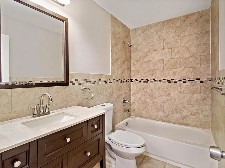 1197 Washington Cir #1197A — Photo 5