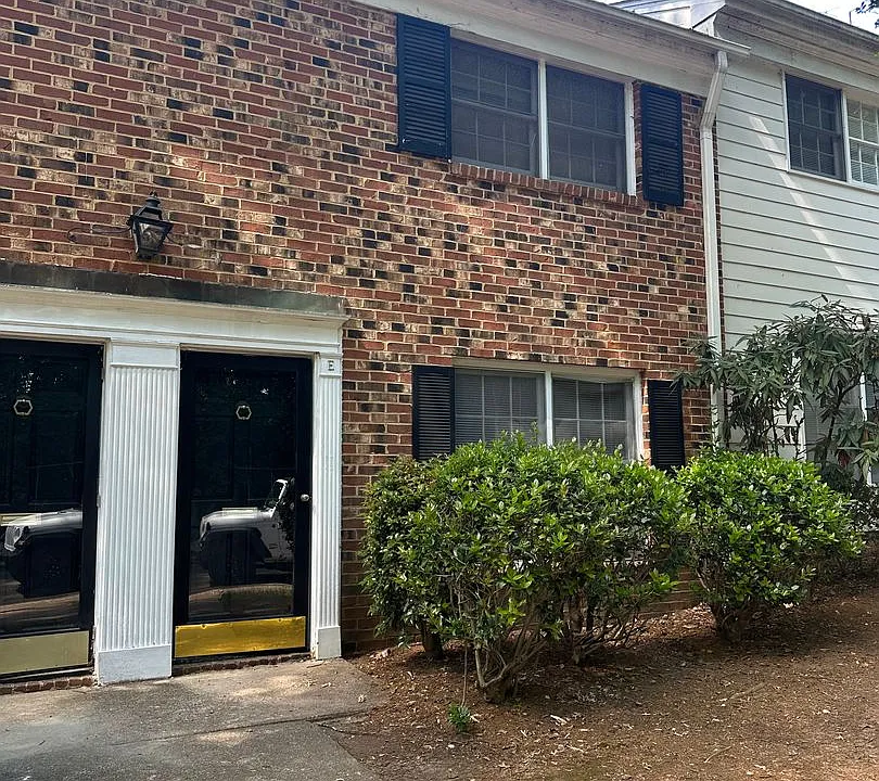 2800 E Carriage Dr