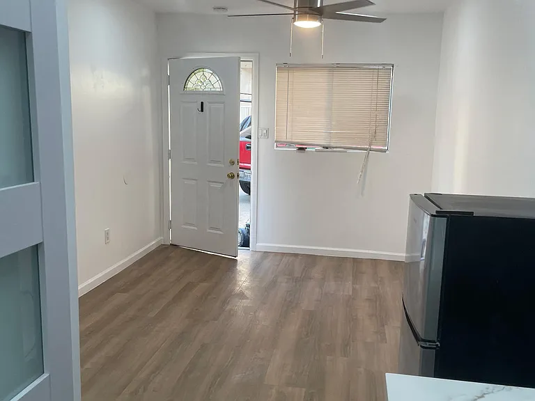 4063 Lincoln Ave #E — Photo 4