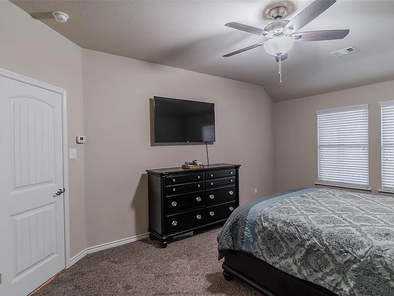 562 Jamestown Ln — Photo 8